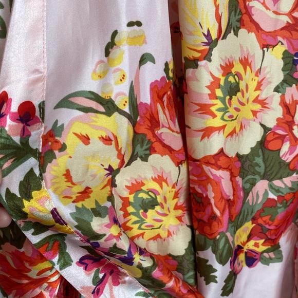 Silky short pink/ floral robe/intimates with belt. - Picture 5 of 12